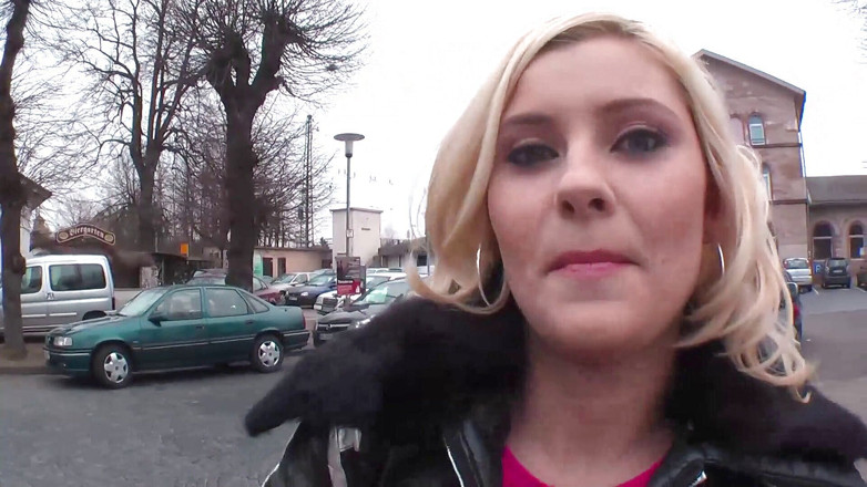 Milf in Love: Gorąca blondynka w seksownych pończochach wypełnia swoją dziurę dildem