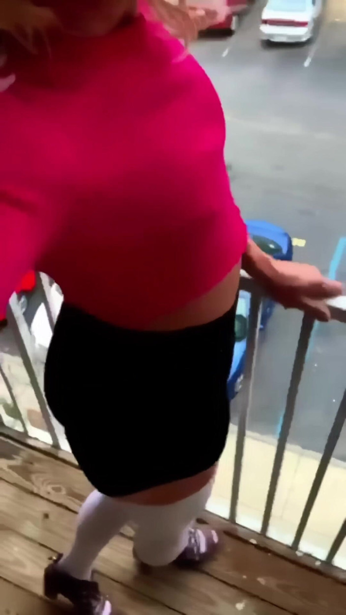 CindieLove: Une tapette publique dévergondante en talons hauts et en cuisses