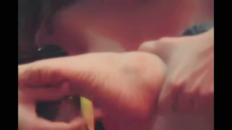 BleuFetish Tickling: Sativa kietelt brandys voeten - Sativa Love's brandys voeten zo veel,...