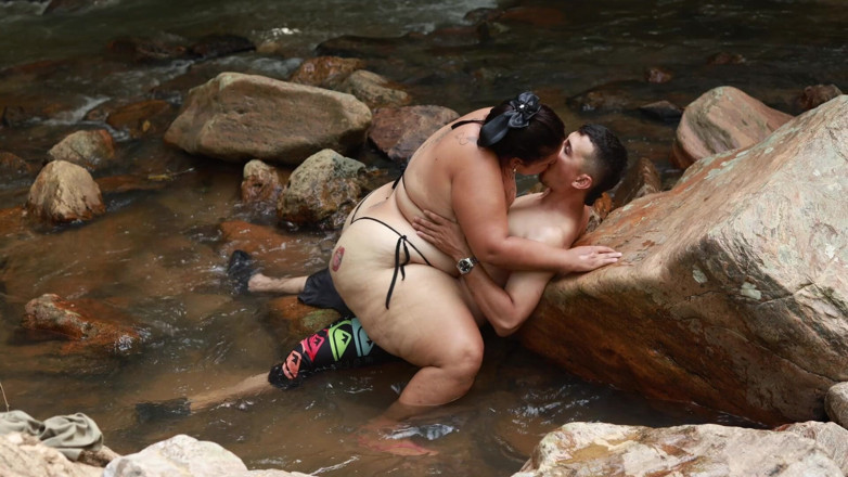 Lexly_16: Baise dans la rivière avec un mec sexy dehors