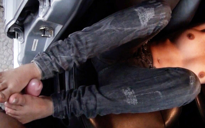 Footjob life style: Jeans und Footjob in meinem auto!
