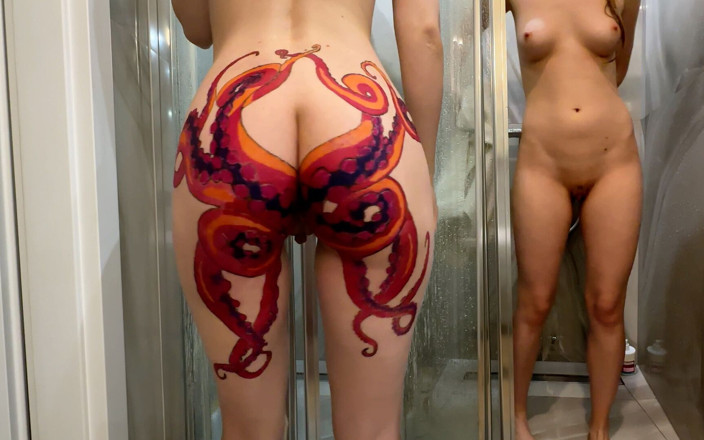 PantiesQueen: Une demi-sœur se filme sous la douche devant la caméra...