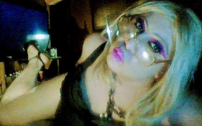 Krissy Sweets: İç çamaşırlı ve file çoraplı yüksek topuklu seksi travesti Krissy Sweets.