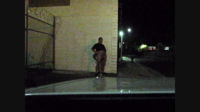 The porky pervert: Air mani trotoar malam hari