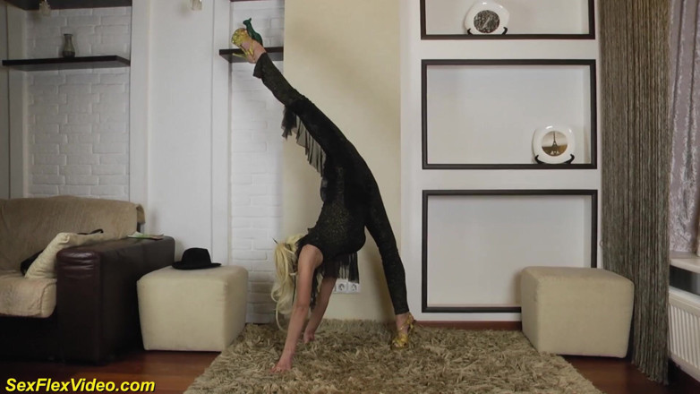 Sexflex video: Sexy dlouhonohá tanečnice ukazuje sexy nahé splity