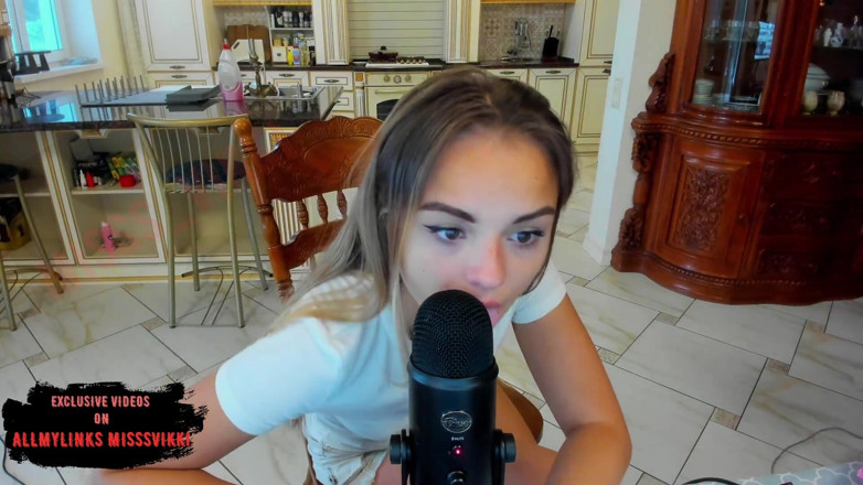 misss_vikki: Asmr, une étudiante lèche un microphone