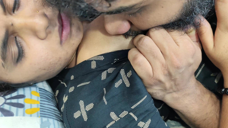 Vaishnavysharunraj: Voeten kussen met tieten zuigen