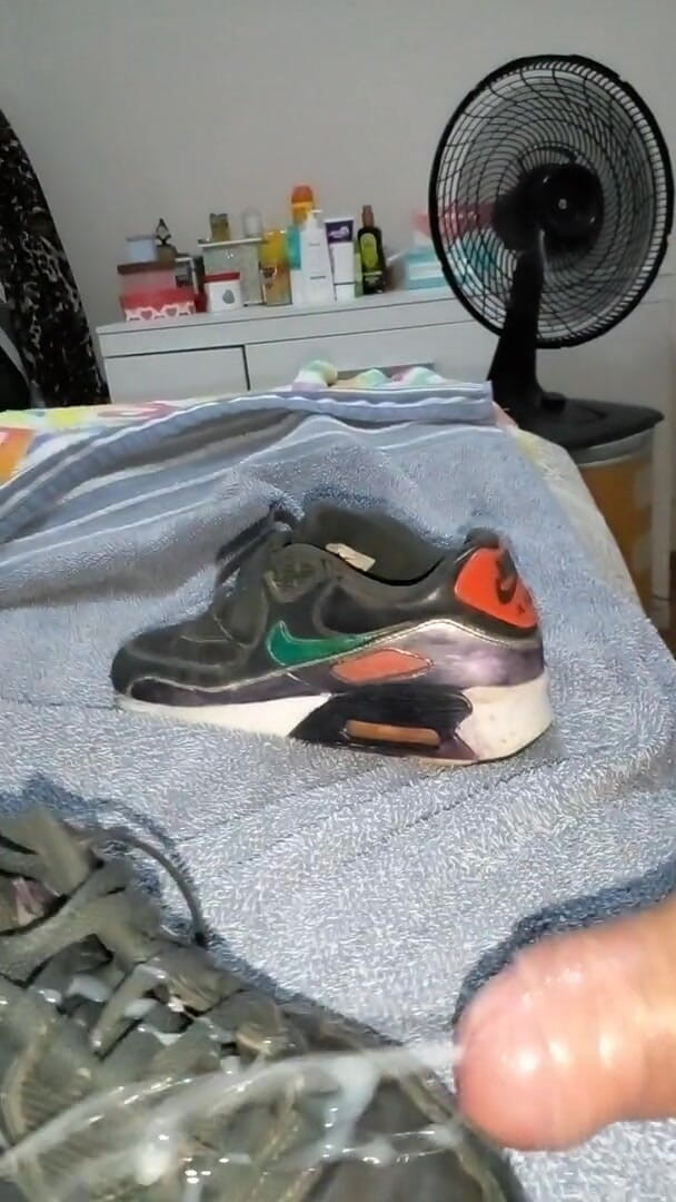 Sneakerfetish_BR: Baise avec des baskets et éjaculation sur mon old Air Max