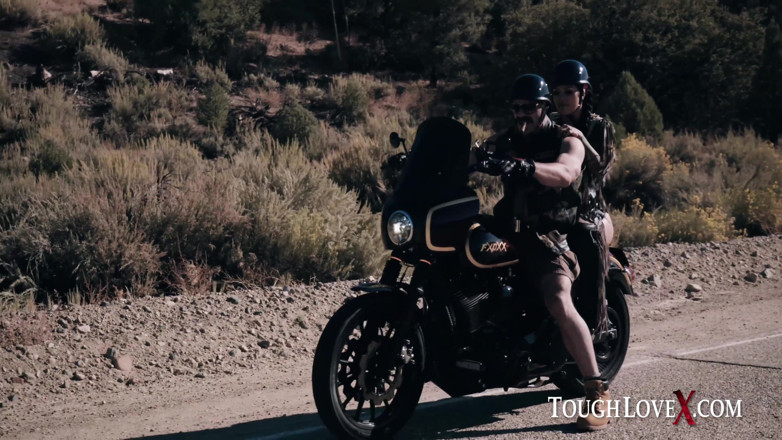 ToughLoveX: TOUGHLOVEX - Kozatá kráska Katrina Jade šuká venku