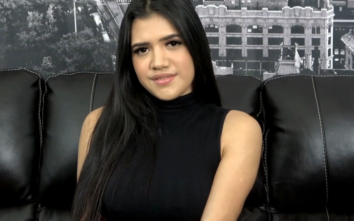 XXX Job Interviews: Minyon ateşli kız asistan için başvuruyor sikiliyor ve dölleniyor