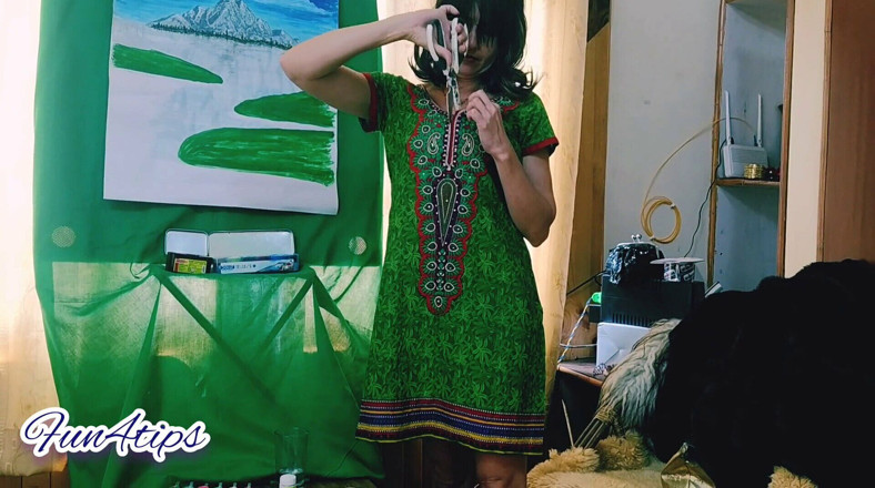 Bolly Karma: Ouah, elle déchire sa robe et se déshabille