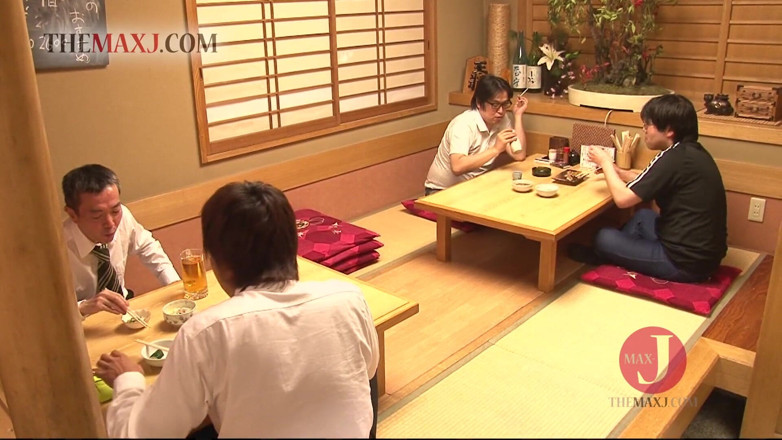 Asian happy ending: Cette serveuse asiatique sexy adore se masturber au restaurant - partie 1