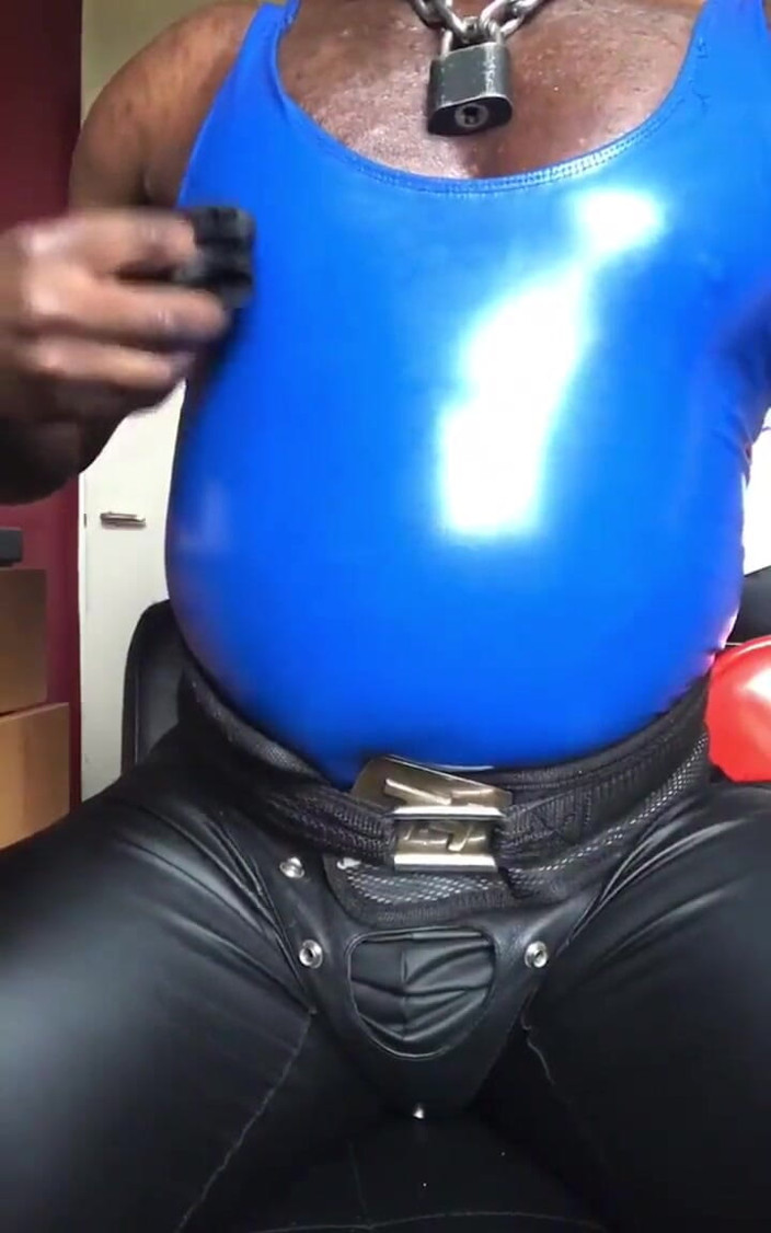 Black mature kinky muscle: Tit and Belly Muscle Rubber Play
