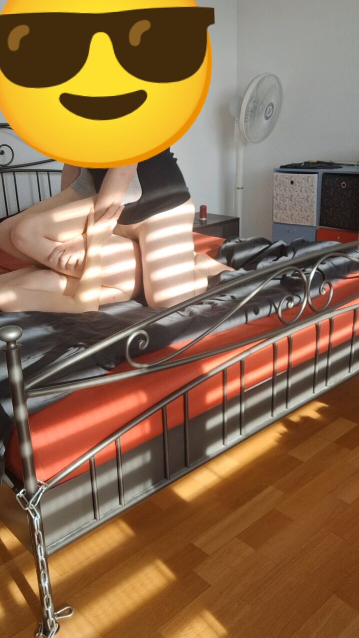 Swissapple: 彼は部屋に入ってきて、私を使い、犯し、中出しをするまで続けました