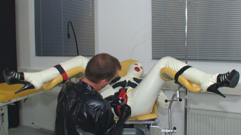 Rubber & Clinic Studio - 1ATOYS: Curvă în cauciuc pe scaunul ginecologului, partea 1