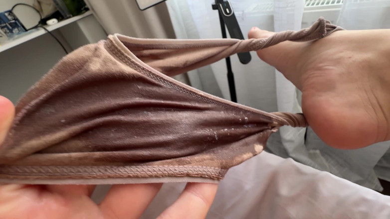 WowMarie: Selbstgemachtes nasses Höschen - Freundin streichelt sich selbst durch nassen Fleck...