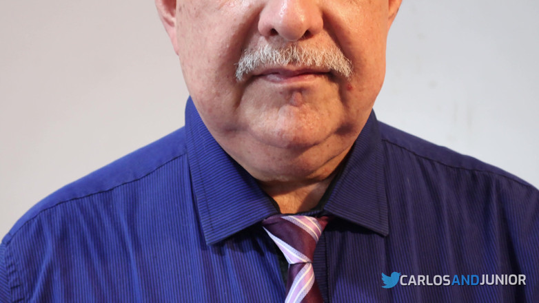 Carlos And Junior: Papi carlos masturbiert, bis er kommt und dann pissen