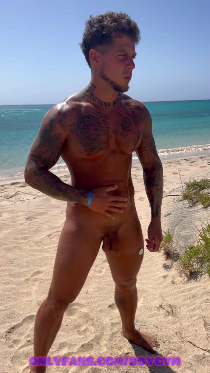 BoyGym: Papi kencing dan mandi kencing di pantai