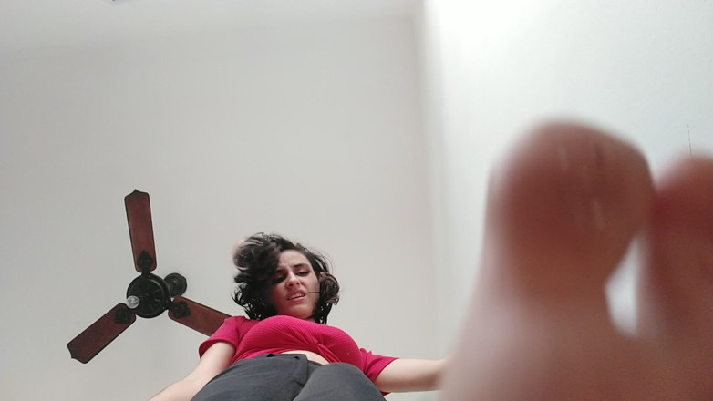Ms Candy Bunny: Mujer gigante masaje de pies en primer plano