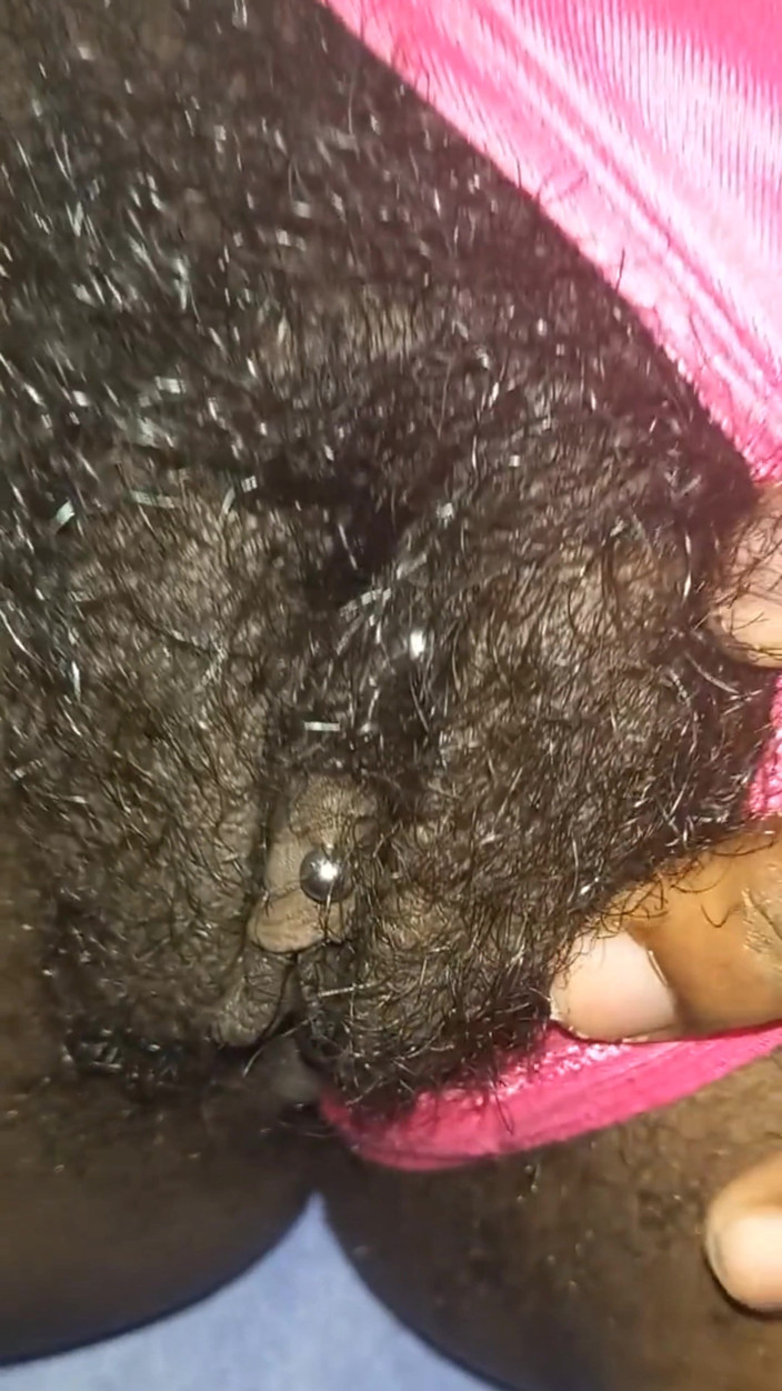 Super sexy ebony cuties: Засвет с трением моей тугой волосатой киски крупным планом