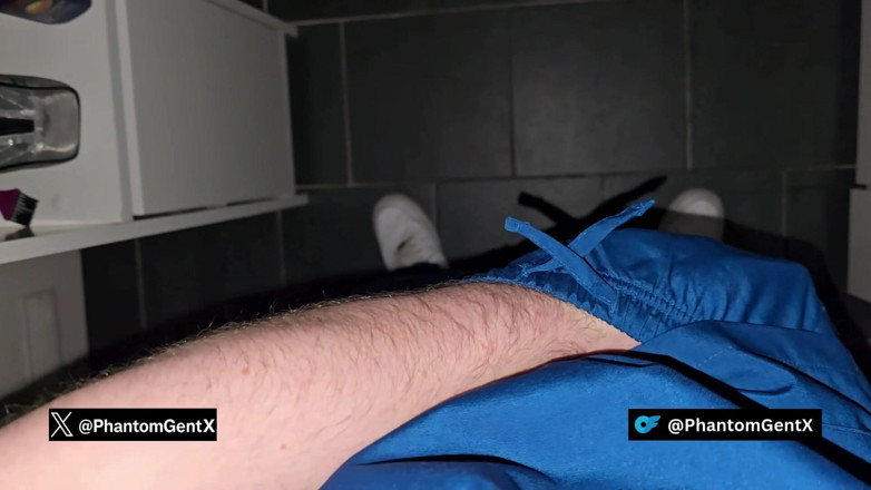 PhantomGentX: Německý doktor se vyplíží na záchod a vyhoní své tajemství
