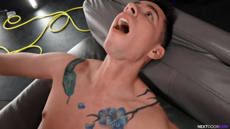 Next Door Studios: NextDoorraw - Un facial pour ces petites salopes coquines