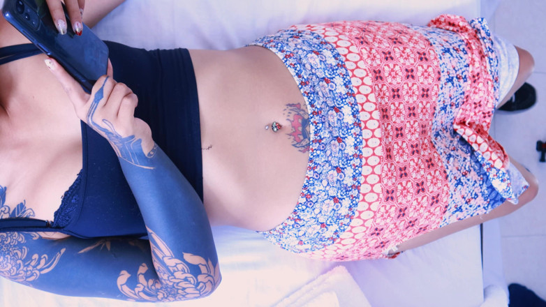 Ellie pink: Une bombasse sexy tatouée m’a laissé goûter cette chatte étroite en...
