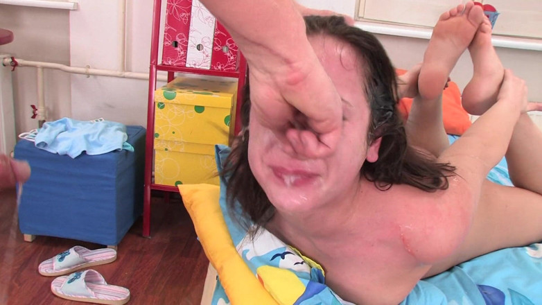 Young Throats: 18 yaşındaki genç kız küçük bir fahişe olarak sikilmeyi seviyor