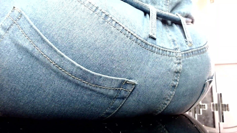 Maeling: Pisoteada em jeans e bunda