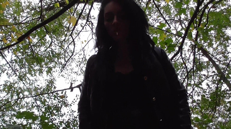 Femdom Austria: Spuck-session im wald