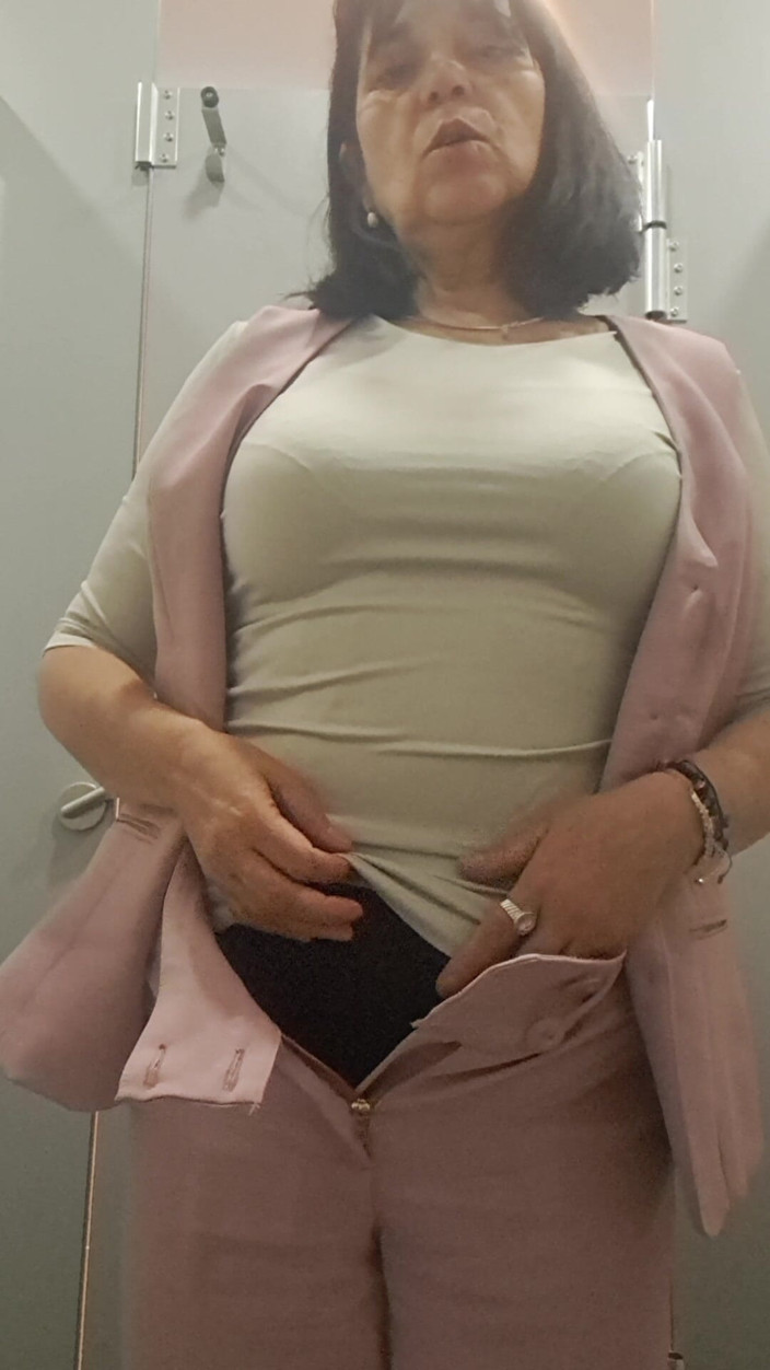 Mommy big hairy pussy: Donna matura che mostra tette
