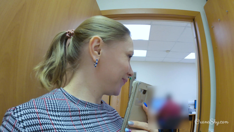 MILF Oxana: Žádné kalhotky v kanceláři uprostřed pracovního dne