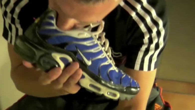 Sneaker gay: Twink uległ stóp i stopy łuszczonego chłopca