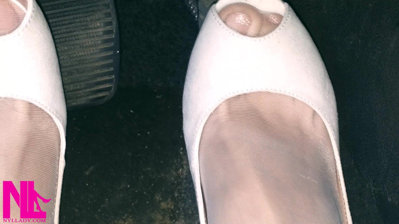 Nyllady: Menyelamat dan mengepam pedal gila dalam stoking putih dan sandal...