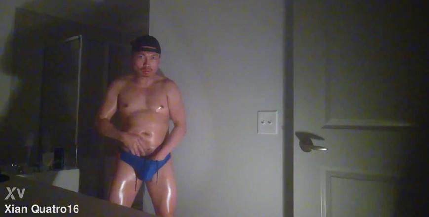 Bastian Kross: Bastian Kross în Speedos, uns cu ulei și masturbare!