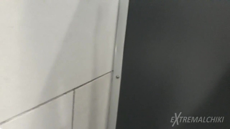 Extremalchiki: Nue dans des toilettes publiques