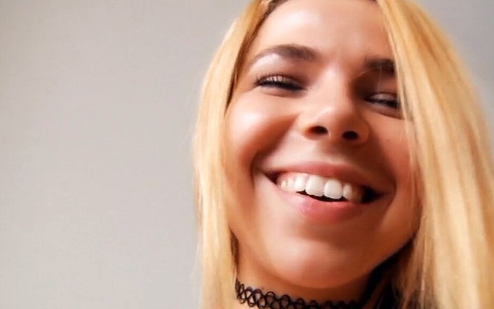 Magmafilm: Le rire magnifique et le corps d’une blonde