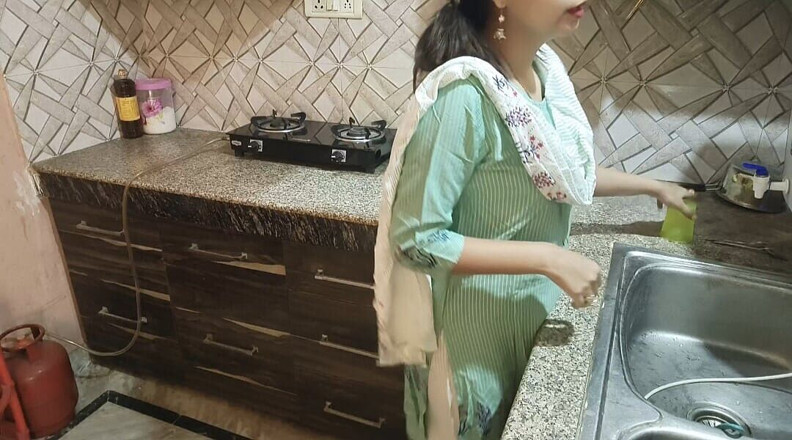 Saarabhabhi6: Une belle-mère desi sexy se fâche dessus après avoir proposé...