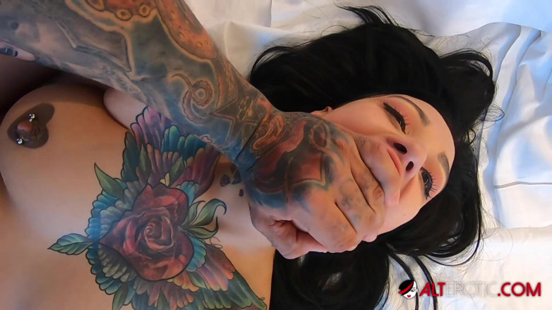 Alt Erotic: Adel Asanti leva porra dentro de seu cu escancarado
