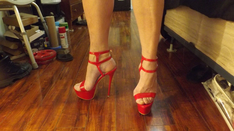 MrLeggs: Meias arrastão vermelhas são uma delícia de crossdresser. Stripper Shoes...