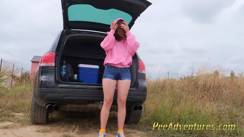 Pee Adventures: Fata hipster fumează și se pișă în pantalonii ei scurți de blugi