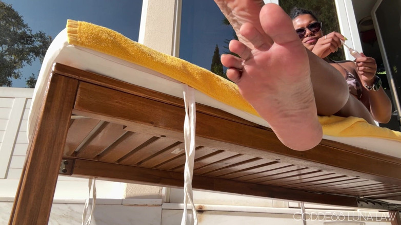 Goddess Luna Law: Fuß ignorieren am pool pOV