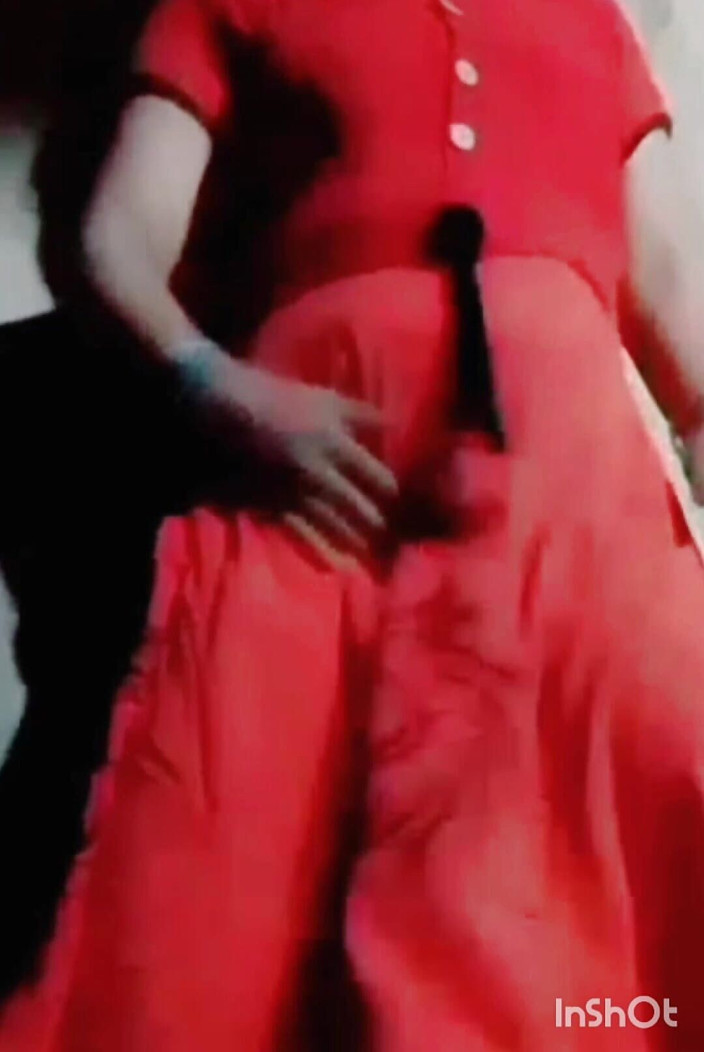 TricolorMusic3: Femeie desi își freacă corpul sexy
