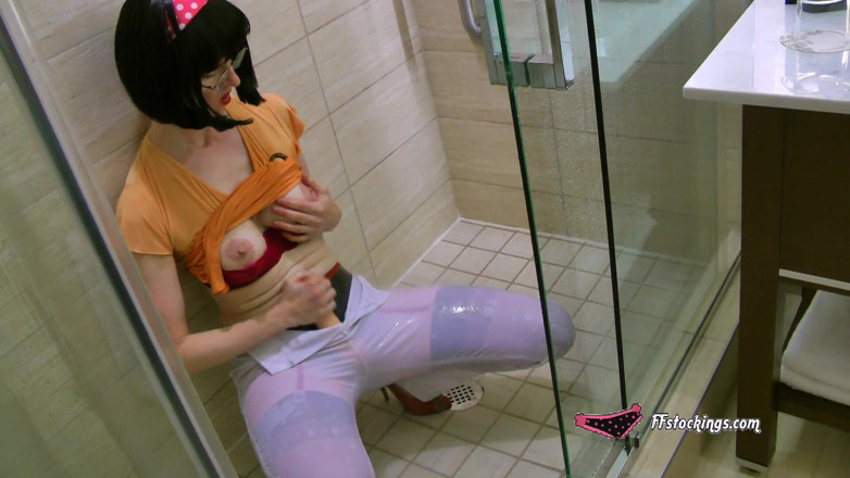 Stocking Videos: 快速、宽松和湿润 - 穿着紧身白色裤子的穿戴式假惊喜
