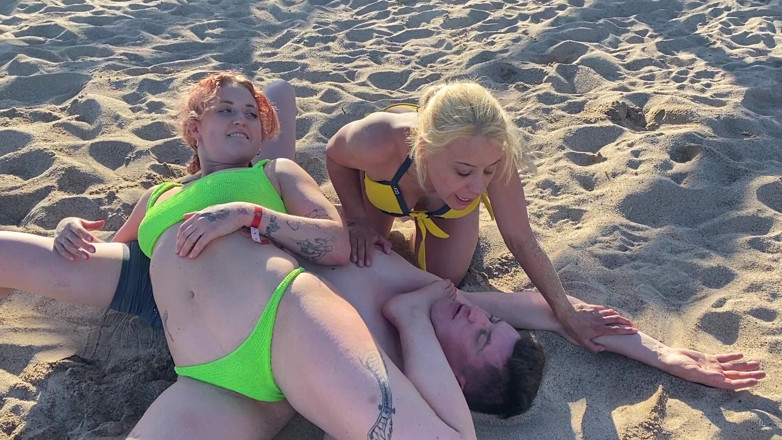 NM fetish wrestling videos by Princess Nikki: Dos bellezas lesbianas luchando en la playa y después de...