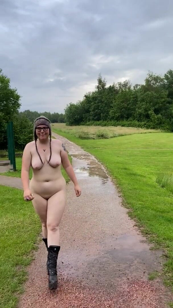 Rebecca Curves: Rebecca Curves jalan-jalan di taman telanjang