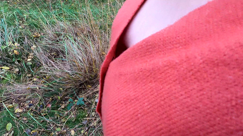 Bouncy Tits Action: Тянуние сосков в лесу