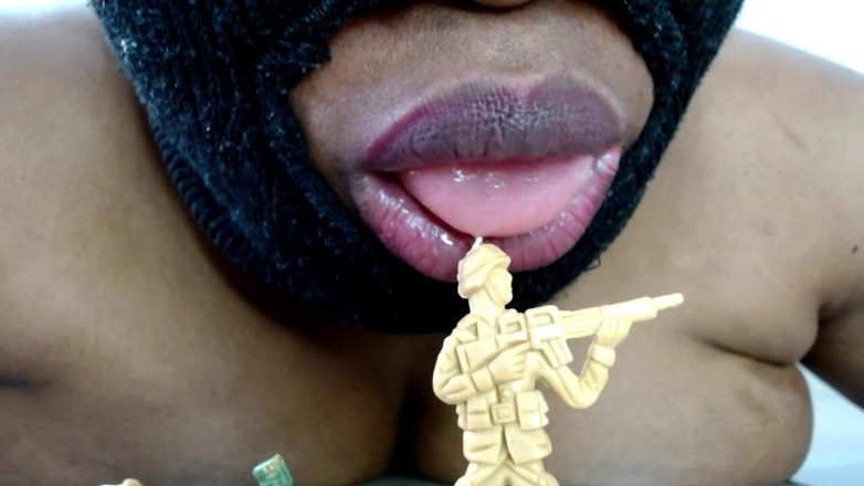 Maeling: Le petit bataillon de l’armée détruit : seins écrasés, mâchés jusqu’à la...