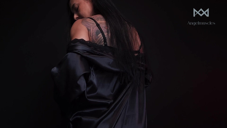 Angelmuscles: Tease de Robe de Seda: O Suficiente Para Fazer Você...