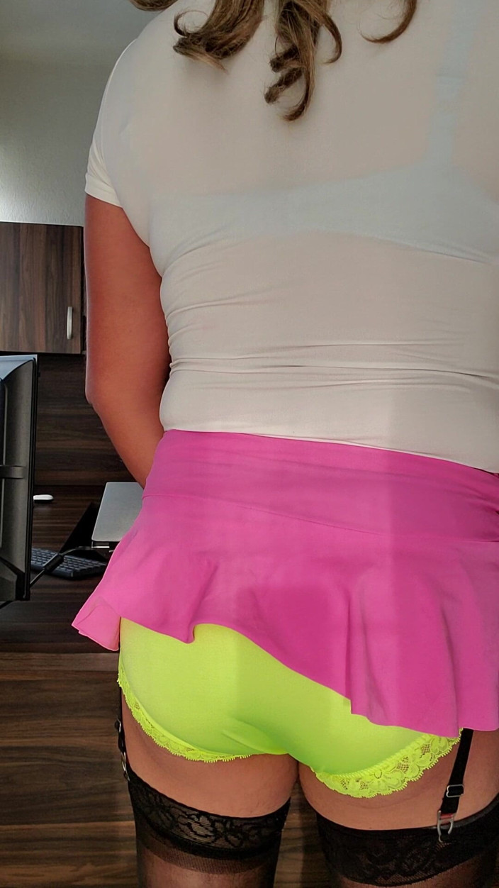 My panties: Mariquita verde lima masturbándose y corriéndose